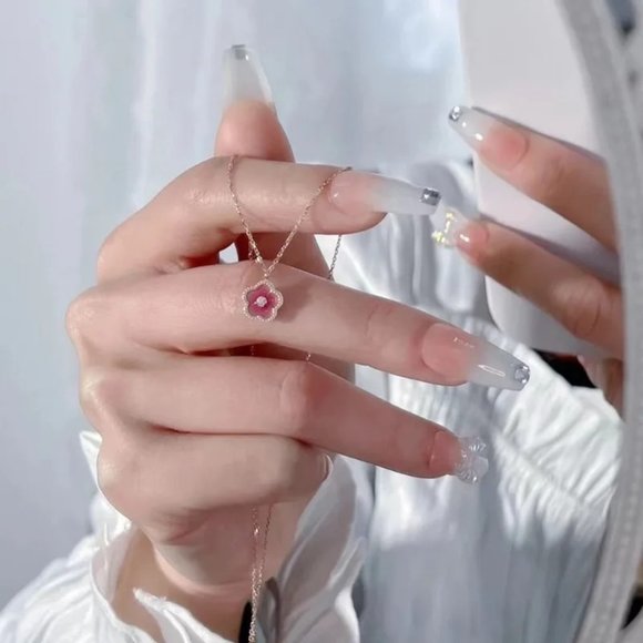 Small Peach Blossom Necklace for Women Sweet Delicate Gold Color Clavicle Chain - Picture 7 of 8